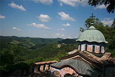 ブルガリア中央部は、美しい僧院がバルカン山脈の自然の中に点在し、食肉目動物が豊富な地域である